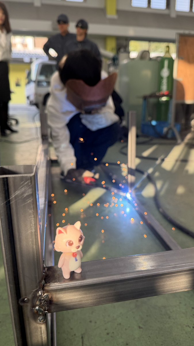 GlocalLesson's tweet photo. 現在、岐阜大学グローカルリーダーコースの学生たちが、関商工高校で（株）タイメック様ご指導のもと、ベンチを製作中！ 11月のイベントでお披露目予定とのこと。続報が待ち遠しいです✨
溶接用マスク姿がジブリ映画の“何か”みたいで… でも思い出せずにもやもやしてます🤔
ぐぅ2が溶けませんように🔥 https://t.co/bPiffdVELE