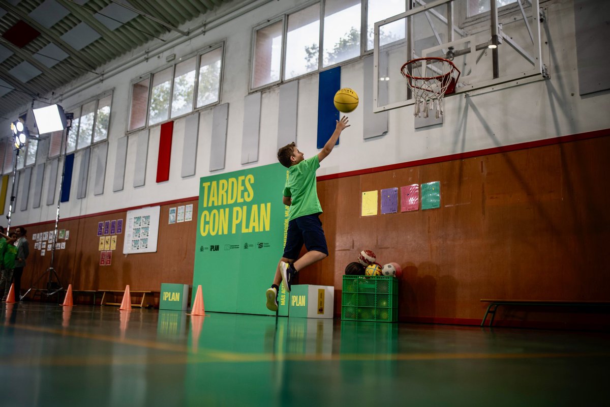Monica_Garcia_G's tweet photo. Inauguramos “Tardes con Plan” en los colegios. Un programa para promover el ocio saludable, especialmente en zonas con menos recursos.

La actividad física, la alimentación equilibrada y el bienestar emocional no pueden ser un lujo. https://t.co/BcU6kW3bly