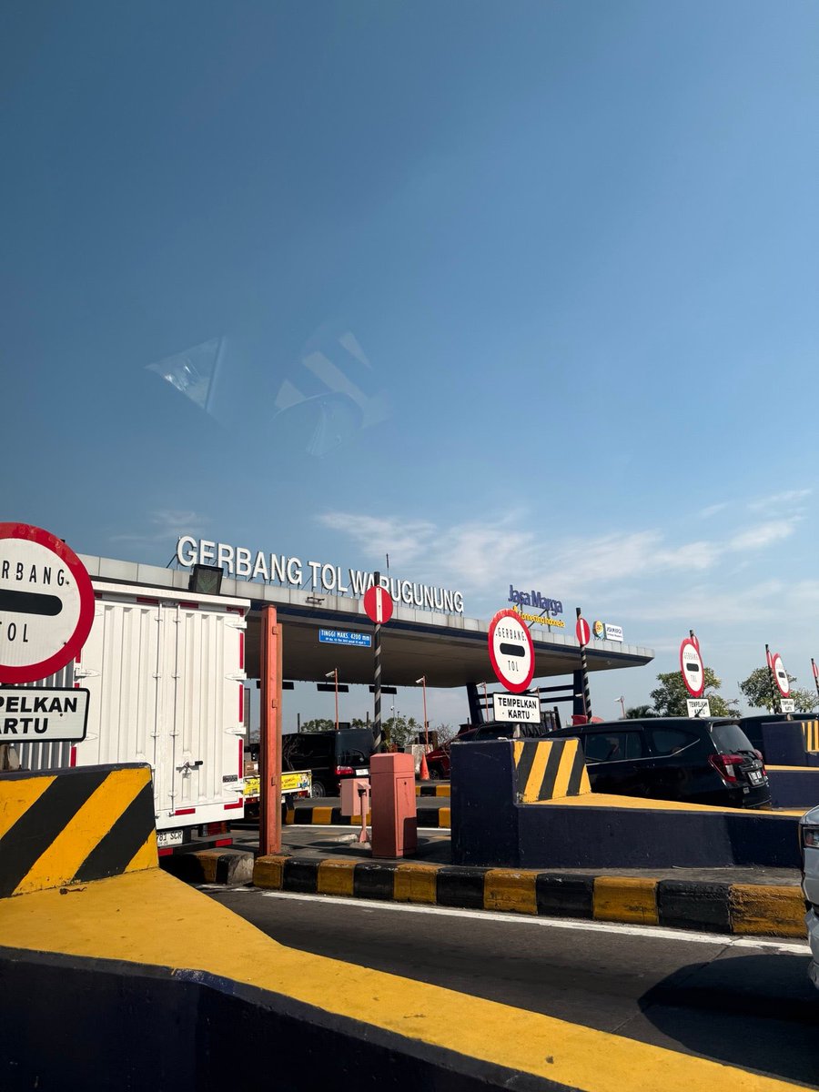agustinaade's tweet photo. Check out Gerbang Tol Warugunung (Karangpilang, East Java) on @FoursquareGuide: https://t.co/qB1guesFj7 https://t.co/IgCLKIrQyl https://t.co/w3Idwy0uBd