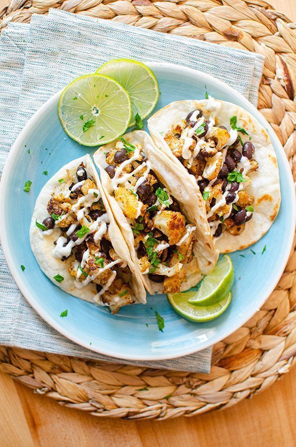 Roasted cauliflower tacos with black beans! 

Make delicious roasted cauliflower tacos with black beans and a delicious sour cream, cumin and lime crema.

RECIPE: buff.ly/CVEZj40
#homemade #deliviousfood