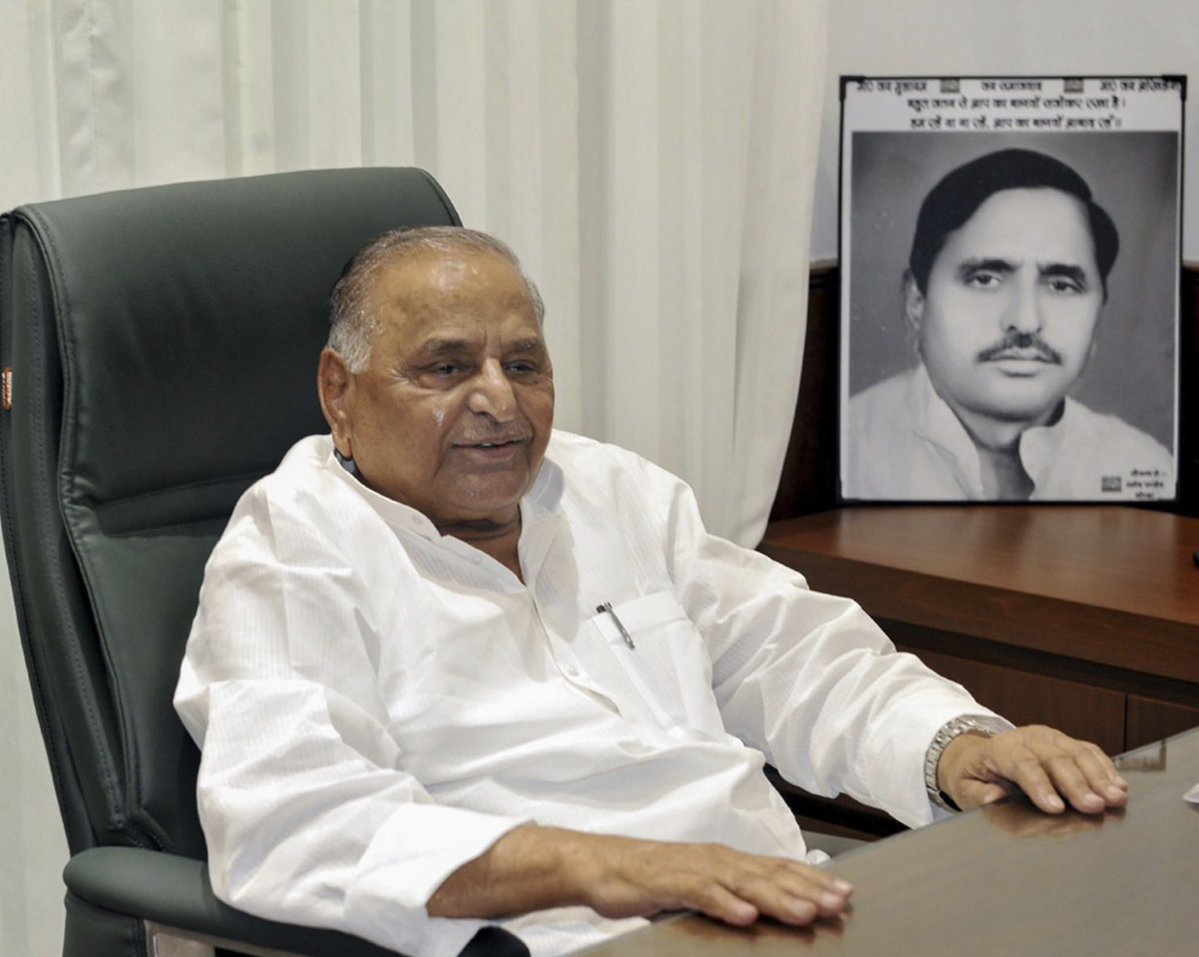 khesariLY's tweet image. #नेताजी सिर्फ एक नाम नहीं, एक सोच की तरह थे, वंचितों के लिए आवाज, नौजवानों के लिए हौसला और सादगी के मिसाल थे... 

उनसा ना कोई था, ना होगा! 

मेरे अभिभावक तुल्य नेताजी स्व. मुलायम सिंह यादव जी के पुण्यतिथि पर अपनी श्रद्धा-सुमन अर्पित करते है।🙏