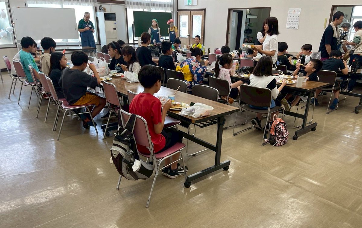 sgubbskai's tweet photo. 8月23日（土）　文京台子ども食堂
参加者　森田
今回の子ども食堂では、夏祭りをしました。夏祭りでは、ボール入れやボール当て、スーパーボールすくいが行いました。また、わたあめやかき氷、チョコバナナを笑顔で美味しそうに食べていました。お昼は焼きそばとすいかをいただきました。 https://t.co/JNCLopjvGI