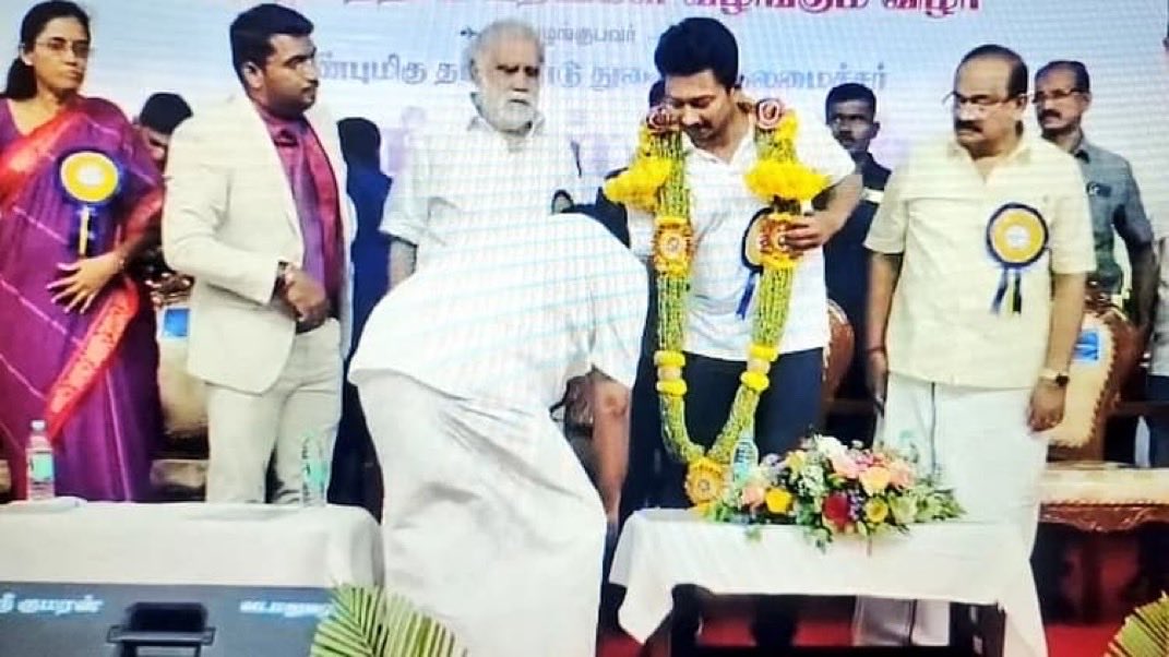 _kabilans's tweet image. வேடசந்தூர் எம்.எல்.ஏ.வும், முன்னாள் துணை சபாநாயகருமான காந்திராஜன் உதயநிதி ஸ்டாலினுக்கு மாலை அணிவித்துவிட்டு உடனே உதயநிதி ஸ்டாலினின் காலில் விழுந்தார்.
74 வயதான காந்திராஜன் வயதில் சிறியவரான உதயநிதி காலில் விழுவது தான் கொத்தடிமைத்தனம்
இந்த கேவலமான காலில் விழும் கலாச்சாரம்…
