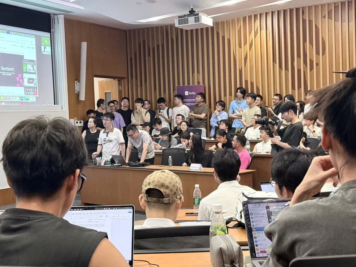 0xCryptoAndrew's tweet photo. 🎉 热烈庆祝Sentient高校行活动圆满成功！
📍复旦大学 &amp; 深圳大学线下活动现场精彩瞬间
感谢所有参与的同学和合作伙伴！🚀
@SentientAGI @OurTinTinLand #Sentient高校行 https://t.co/a7DX36nbXs