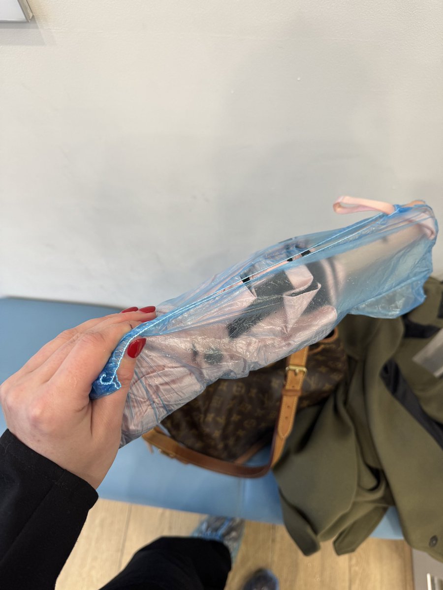 В поликлинике поняла, что чет не хочу я СУВАТЬ в сумку мокрый зонт

Гении живут среди нас…