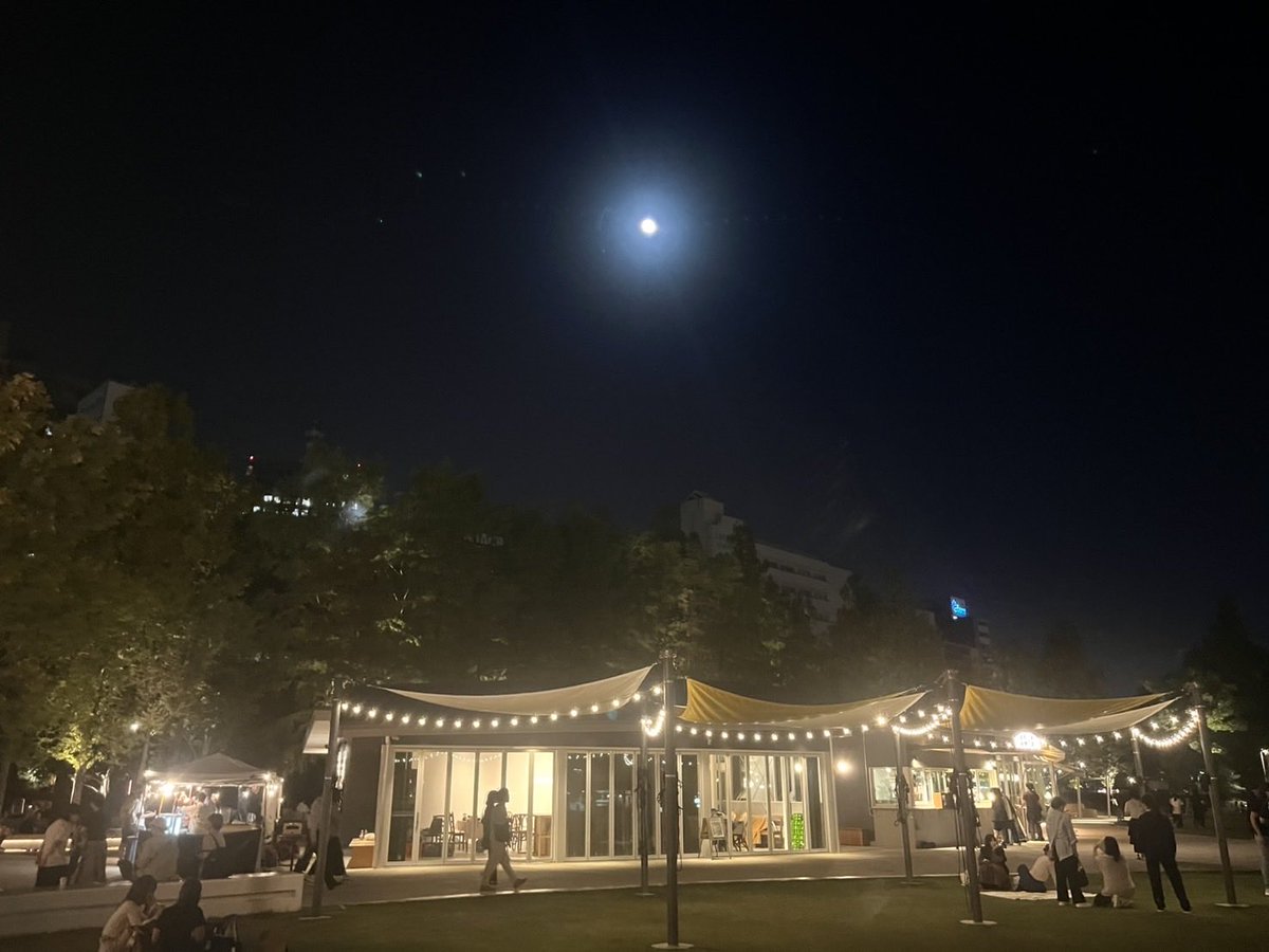 #nightpicnic 
#東遊園地
#劇団compass

10/1〜19まで、
三ノ宮の東遊園地で
「ナイトピクニック〜舞台としての公園〜」
に劇団Compassが携わらせていただきます⚓️

毎週月水金の夜(最終日19日のみ日曜日も)
19:00〜19:30頃、
公園内で
「何かしら」をしています笑

隣の人が実は俳優かもしれない。