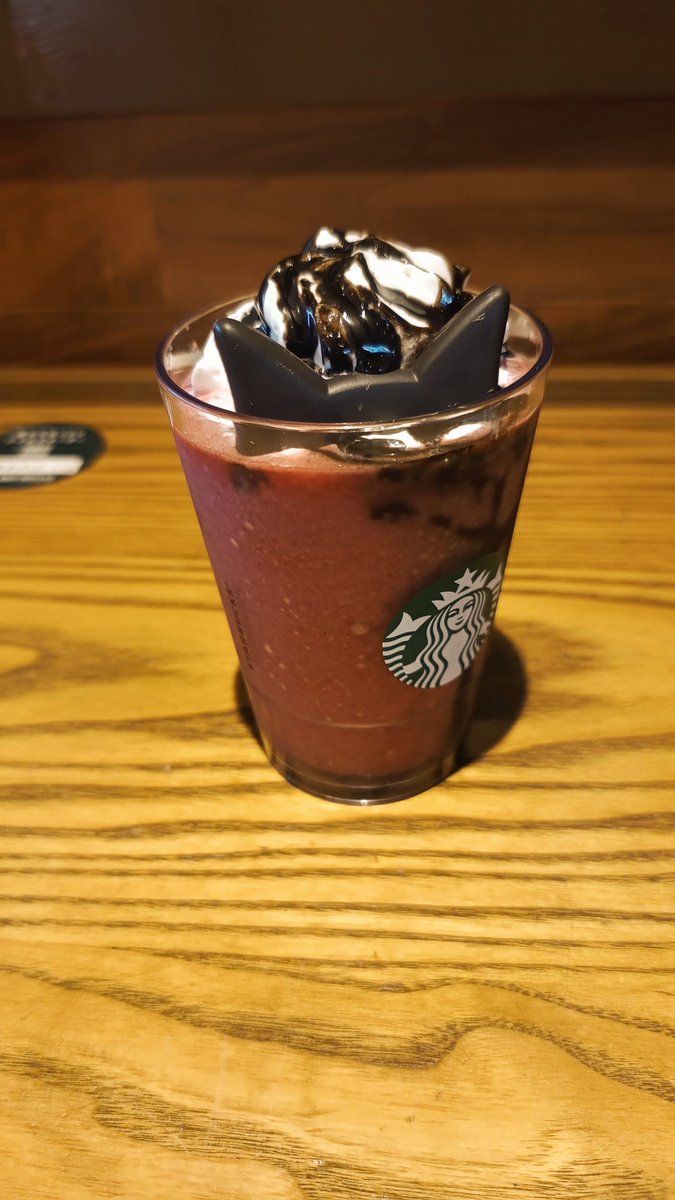 今年もスタバのハロウィンがやって来ました✨✨🥰
左が昨年で右が今年のです