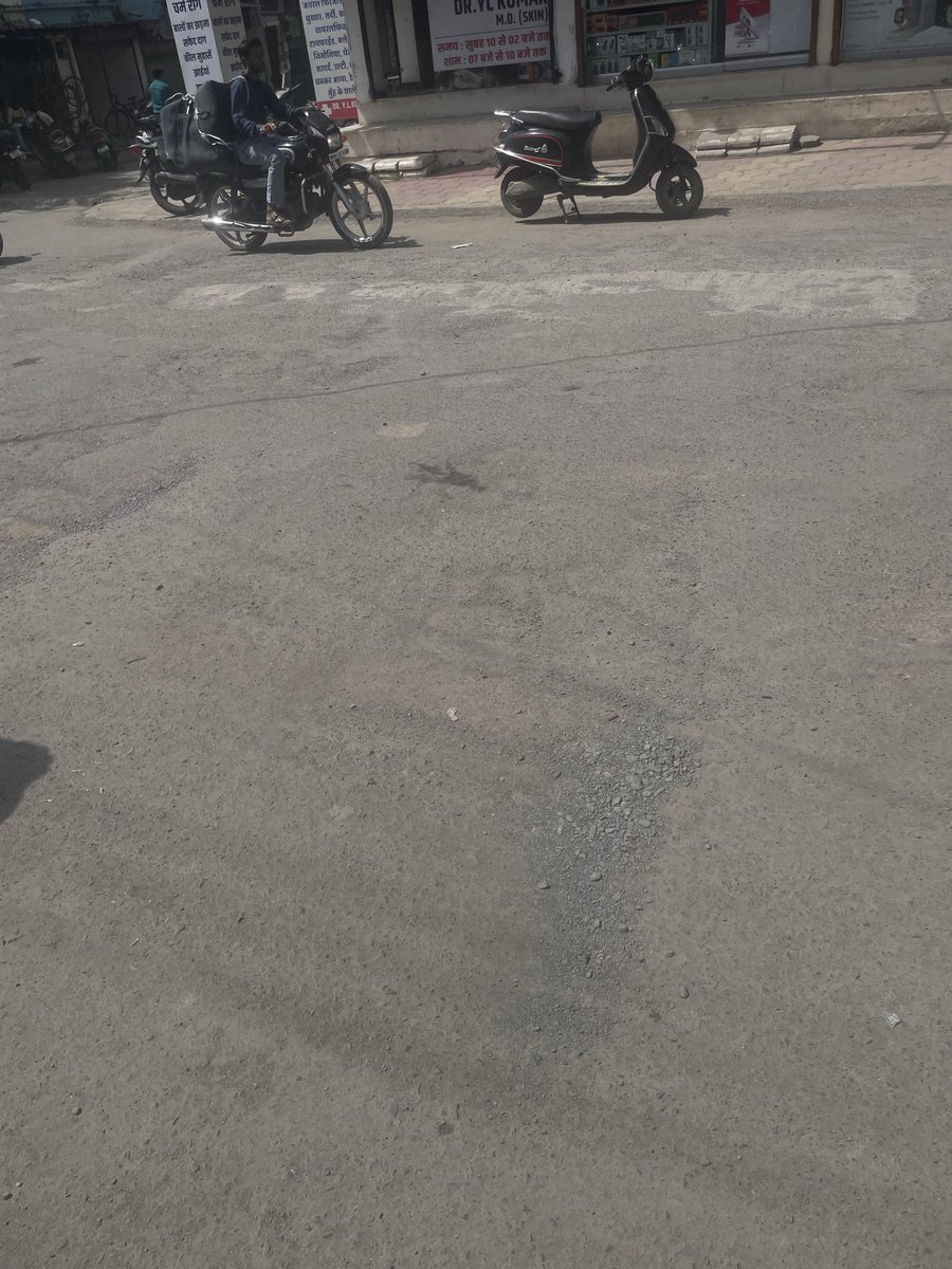 YAadishri's tweet photo. Dear Authorities @PMOIndia @DrMohanYadav51 @advpushyamitra @IndoreCollector
I would like to draw your esteemed attention to the appalling state of affairs, in the cleanest city of India, Indore. The roads near nehru nagar are invitations to accidents and death. https://t.co/TbcW3DzqI0