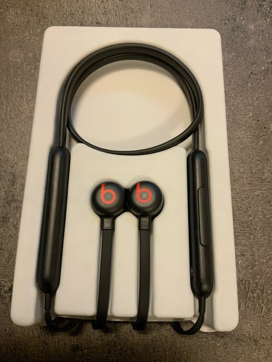 奥さんがサプライズで新しいイヤホン買ってくれた。前買ってくれたやつより音質がすごく良くて色も可愛いので気に入りました✨