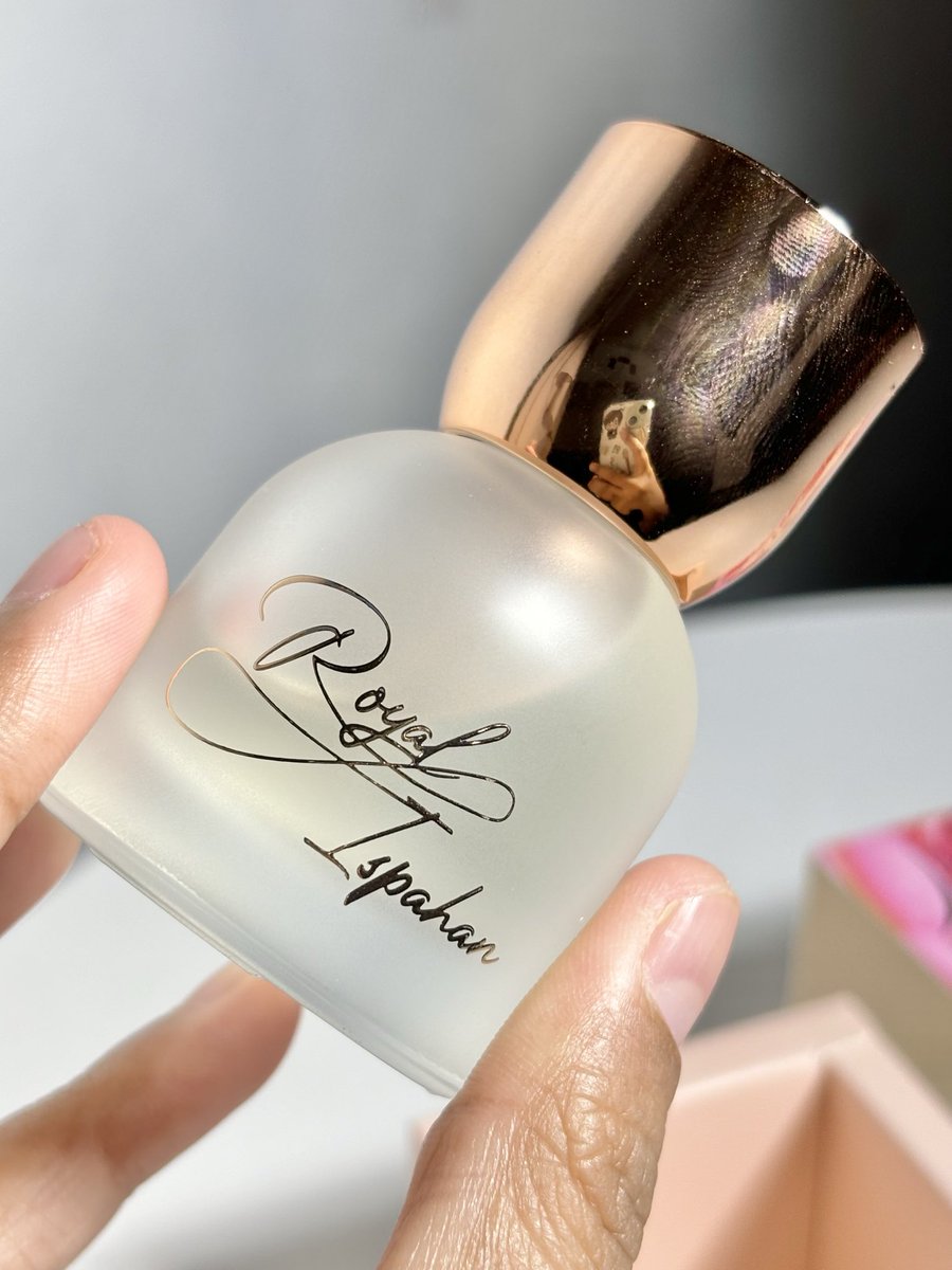 parfum kicil yang dari kemarin lewat mulu akhirnya muncul dengan mamanya alias versi full size😭👍🏻

plisss wanginya secandu itu gak nyesel dateng ke SOI buat sniff-sniff….