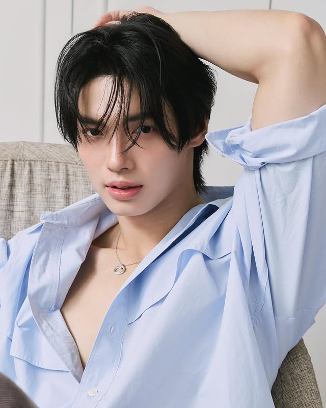 iconsiam's tweet photo. ตอกย้ำภาพลักษณ์ของนักแสดงหนุ่มมากความสามารถผู้เป็นไอคอนแห่งประเทศไทยผู้สร้างชื่อเสียงไปไกลยังเวทีโลก สำหรับ "วิน-เมธวิน" ที่ล่าสุดได้ร่วมงานกับแบรนด์เครื่องประดับระดับตำนานอย่าง Tiffany & Co. เพื่อถ่ายทอดความสง่างามเหนือกาลเวลาผ่านคอลเลกชั่นเครื่องประดับชิ้นไอคอนิก สะท้อนเรื่องราวของความรักและความโรแมนติกสมัยใหม่ได้อย่างสมบูรณ์แบบ

ในลุกล่าสุดนี้ วินปรากฏตัวในสไตล์เรียบง่ายแต่แฝงไปด้วยเสน่ห์น่าค้นหา เผยให้เห็นความมั่นใจอันเงียบขรึมแต่อ่อนโยนซึ่งขับเน้นให้เครื่องประดับจาก Tiffany & Co. แต่ละชิ้นเปล่งประกายโดดเด่นยิ่งขึ้น บนลำคอของเขาประดับด้วย Tiffany T1 Circle Pendant จี้ทรงกลมที่นำสัญลักษณ์ตัว "T" อันโดดเด่นมาตีความใหม่ ล้อมรอบด้วยเพชรน้ำงามที่สื่อถึงความแข็งแกร่งและความผูกพันอันเป็นนิรันดร์ ขณะที่บนข้อมือสวม Tiffany T Narrow Wire Bracelet กำไลดีไซน์เรียบหรูแต่โฉบเฉี่ยว ซึ่งสะท้อนถึงพลังของมหานครนิวยอร์ก และเติมเต็มลุกให้สมบูรณ์แบบด้วย T1 Ring แหวนที่สะท้อนทั้งความแข็งแกร่งและความสง่างามในดีไซน์เดียวกัน

การร่วมงานกันครั้งนี้จึงเป็นการผสมผสานที่ลงตัวอย่างแท้จริง ระหว่างเสน่ห์ส่วนตัวอันเปี่ยมล้นของวิน กับจิตวิญญาณแห่งความรักและความงามอันเป็นอมตะที่ Tiffany & Co. ยึดมั่นมาตั้งแต่ปี 1837 ก่อให้เกิดเป็นภาพลักษณ์ของความสง่างามที่น่าจดจำและสร้างแรงบันดาลใจให้กับทุกคน

เติมแรงบันดาลใจ หาลุกที่ใช่ ได้ที่ Tiffany & Co. ICONLUXE ชั้น M, ICONSIAM

#TiffanyAndCo #winmetawin #TiffanyAndCoxWIN #ICONSIAM #ICONLUXE