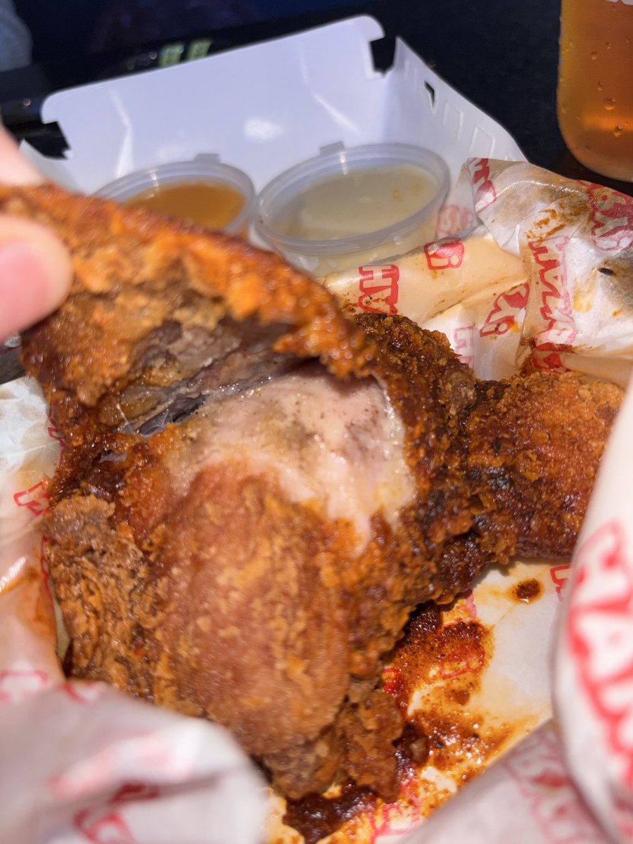 kucingbandelll's tweet image. Gak ngerti lagi sama ayam ini, luarnya krispi parah dalemnya juicy. Saus Hot Nashville-nya bikin nagih banget! 🔥 

Fix, ini ayam @hotsidestory_id terenak yang pernah gue coba, beneran bikin #Hangry jadi happy! 🤪 Must try!