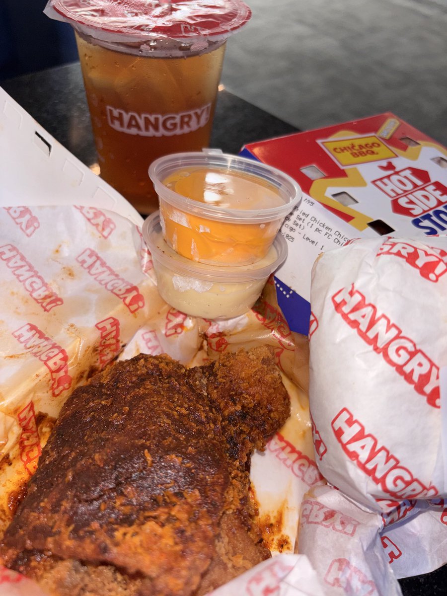 kucingbandelll's tweet image. Gak ngerti lagi sama ayam ini, luarnya krispi parah dalemnya juicy. Saus Hot Nashville-nya bikin nagih banget! 🔥 

Fix, ini ayam @hotsidestory_id terenak yang pernah gue coba, beneran bikin #Hangry jadi happy! 🤪 Must try!