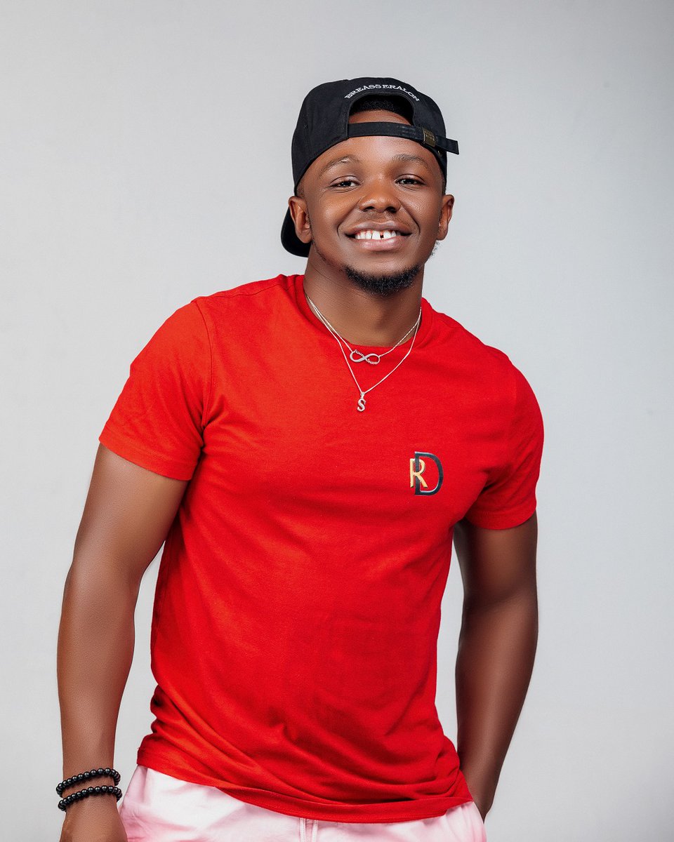 Radiorwanda_RBA's tweet photo. Umuhanzi Ishimwe Prince uzwi nka Da Rest yatangiye gushyira hanze amashusho y'indirimbo ziri kuri album ye 'Souvenir53' aherutse gushyira hanze.

Ku ikubitiro, uyu muhanzi yahereye ku yitwa 'La Vida Loca' yahuriyemo na Nel Ngabo.

Ni indirimbo yatunganyijwe mu buryo bw'amajwi na Flyest mu gihe amashusho yafashwe anatunganywa na Coin. #RBAShowbiz