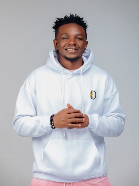 Radiorwanda_RBA's tweet photo. Umuhanzi Ishimwe Prince uzwi nka Da Rest yatangiye gushyira hanze amashusho y'indirimbo ziri kuri album ye 'Souvenir53' aherutse gushyira hanze.

Ku ikubitiro, uyu muhanzi yahereye ku yitwa 'La Vida Loca' yahuriyemo na Nel Ngabo.

Ni indirimbo yatunganyijwe mu buryo bw'amajwi na Flyest mu gihe amashusho yafashwe anatunganywa na Coin. #RBAShowbiz