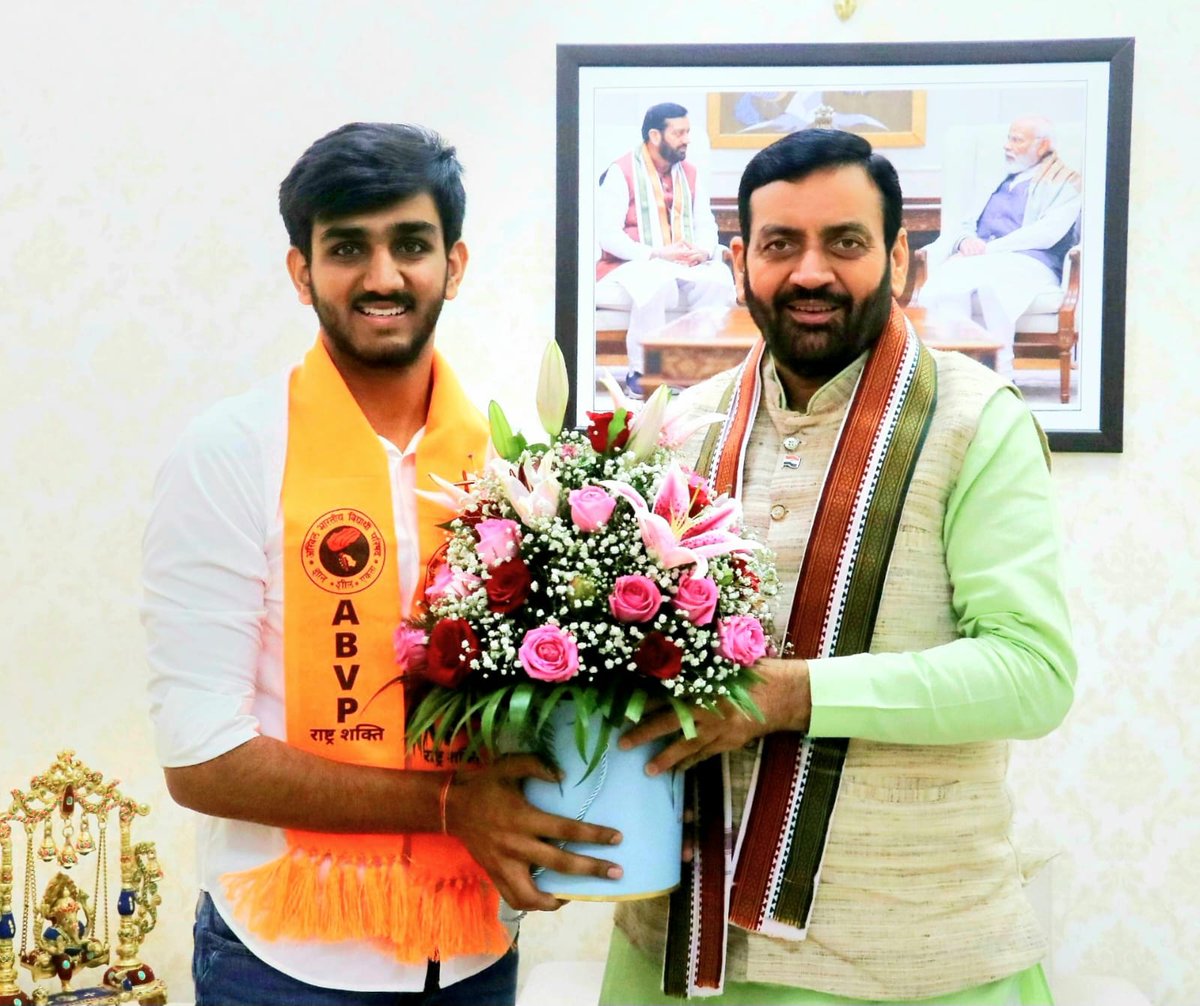 NayabSainiBJP's tweet photo. 'ज्ञान, शील और एकता' के महामंत्र के साथ छात्रों की शक्ति से राष्ट्र निर्माण में निरंतर प्रयत्नशील 'अखिल भारतीय विद्यार्थी परिषद' के दिल्ली विश्वविद्यालय छात्रसंघ के अध्यक्ष आर्यन मान से चंडीगढ़ स्थित संत कबीर कुटीर में एक स्नेहपूर्ण भेंट।  

मुझे पूरा विश्वास है कि छात्रों में देशभक्ति, समाज सेवा और शिक्षा के प्रति जागरूकता बढ़ाने के साथ-साथ उन्हें जिम्मेदार नागरिक बनाते हुए छात्रों की शक्ति को राष्ट्र की शक्ति में बदलने की दिशा में आप अपना सक्रिय योगदान देंगे।

छात्रसंघ चुनावों में मिली शानदार जीत पर बहुत-बहुत बधाई!
