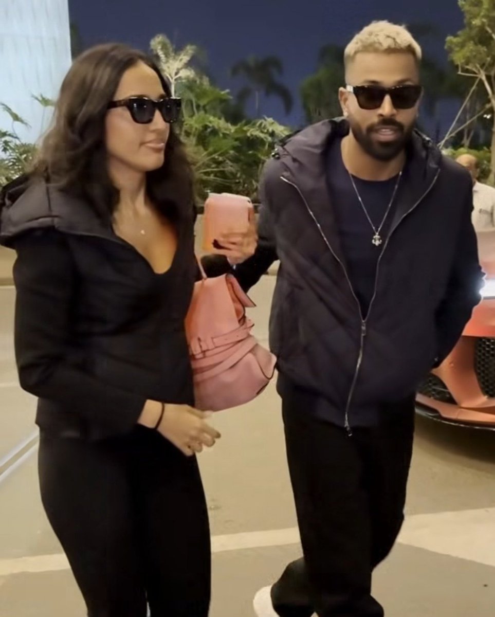 barkhatrehan16's tweet image. Hardik Pandya bowls over hearts again, this time with model Mahika Sharma! 💘
#HardikPandya #mahikasharma