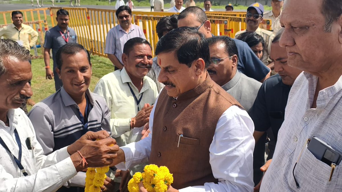 अतिवृष्टि से खराब हुई सोयाबीन फसल की राहत राशि मिलने पर रतलाम जिले के किसानों ने बंजली हवाई पट्टी पर मुख्यमंत्री डॉ मोहन यादव का स्वागत कर आभार व्यक्त किया l
<a href="/CMMadhyaPradesh/">Chief Minister, MP</a> 
<a href="/DrMohanYadav51/">Dr Mohan Yadav</a>
#किसान_हितैषी_मोहन_सरकार  
#ratlam