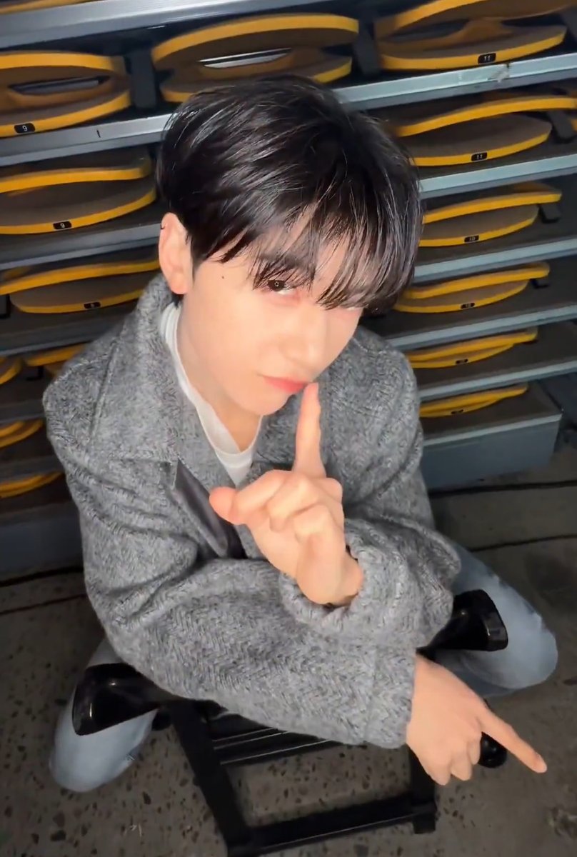 Luv5u28's tweet photo. 표정 겁나 커여운데 그와중에 양손동기화ㅠ https://t.co/VrifIovasz