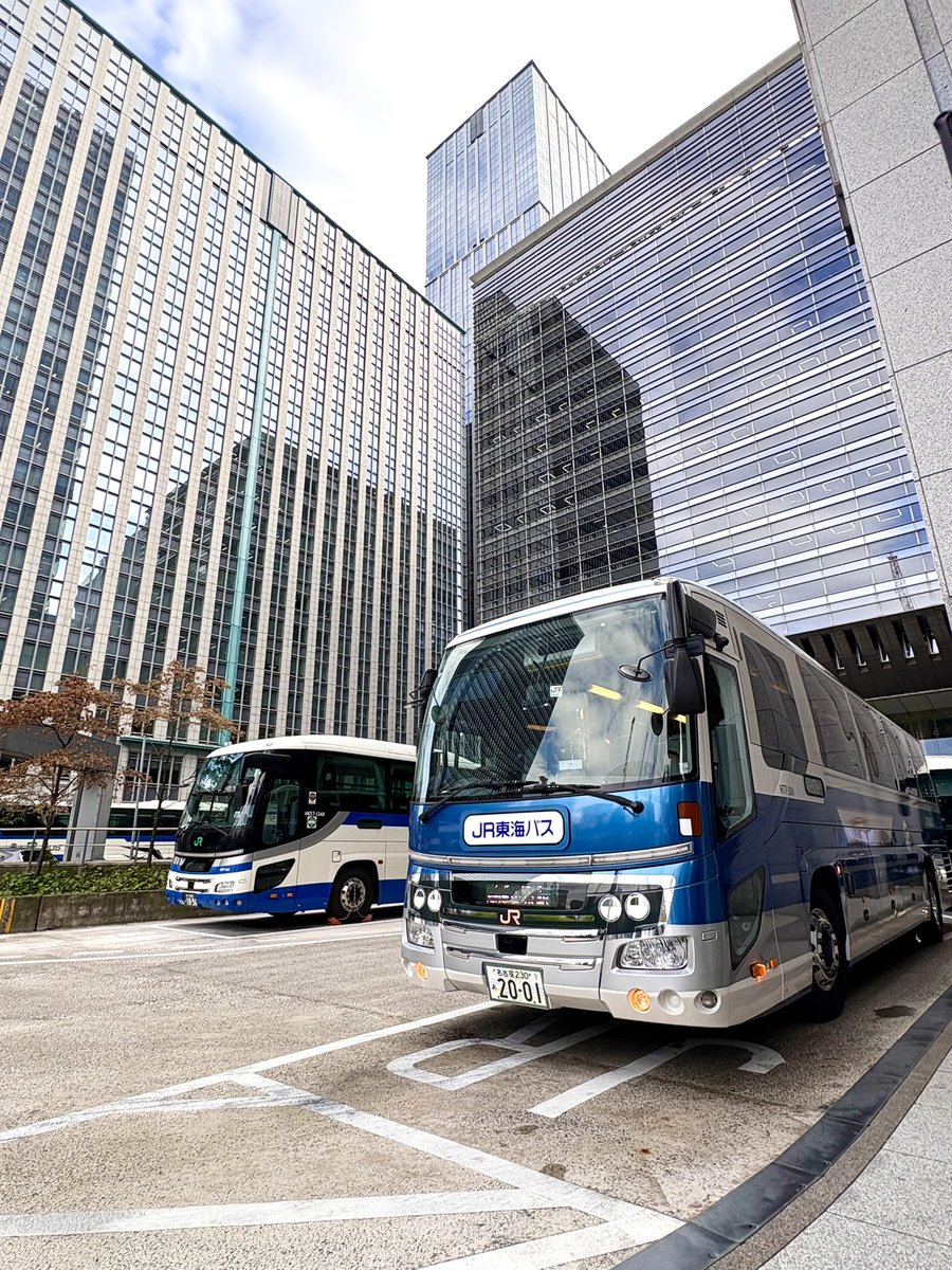 JRtokai_bus's tweet image. レトロバスは、交通事情により30分程遅れて東京駅日本橋口に到着。
こちらでも多くのバスファンの方々にお出迎えいただき、大感謝でございバス🚎

これまでのご愛顧に対する感謝の気持ちを込め、今後も安全運転で各地を回りバスので、皆様、応援を宜しくお願い致しバス！…