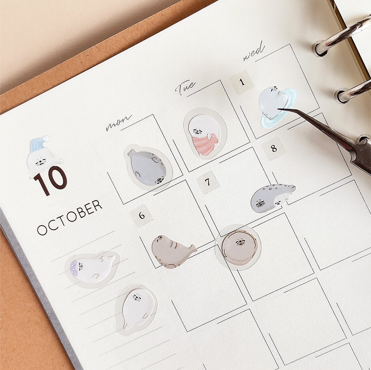 🤎💛かわいすぎる！シール新作ご紹介①💛🤎
人気のミニシートシール＆100ピース入りフレークシールの新デザインが登場しました🎀
くま・ねこ・ぱんだ、の定番人気に、アザラシやコアラなどニューフェイスも加わって、かわいさ大渋滞🐻🐰🐱🦭🐨

どれもかわいすぎて、選べない…💕