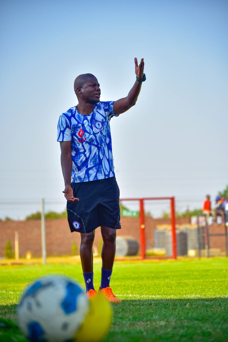MwosFC's tweet photo. Coach βHamilton Masumbuko is learning from the best!
Absorbing key knowledge from Head Coach Joseph Takaringofa and Farai Hanyani, the future is bright for our U19s coach. π
#MWOSFC #Punters #Moudzanaudzana https://t.co/XgXfRnTezT
