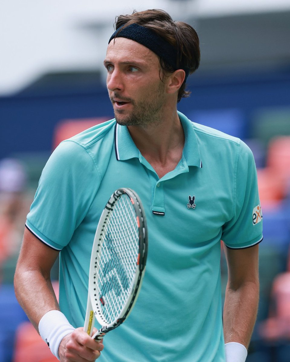 atptour's tweet image. Solid as a rock 👊

@arthurrinder claims the opening set against Auger-Aliassime in the quarter-final, 6-3.

@SH_RolexMasters | #RolexShanghaiMasters