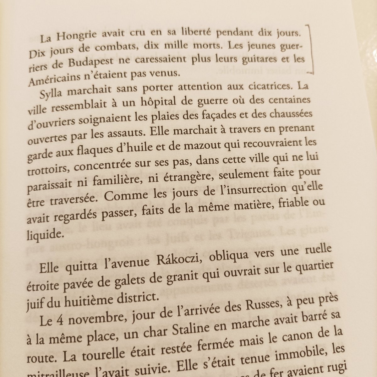 asenanque's tweet photo. "La Hongrie avait cru en sa liberté pendant dix jours. Dix jours de combats, dix mille morts. Les jeunes guerriers de Budapest ne caressaient plus leurs guitares et les Américains n'étaient pas venus."
Extrait de mon dernier livre, Adieu Kolyma, @EditionsGrasset https://t.co/eiJJjZpunV
