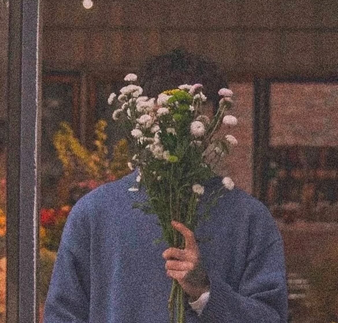 #صباح_الخير

يقول محمد الغزالي:"يعجبني أن يواجه الإنسان هذه الحياة وعلى شفتيه بسمة تترجم عن رحابة الصدر وسجاحة الخلق وسعة الاحتمال، بسمة ترى في الله عوضًا عن كل فائت، وفي لقائه المرتقب سلوى عن كل مفقود"