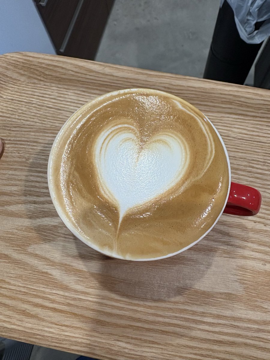 mk_singlife's tweet image. カフェラテが飲みたくなるだろ。
しかし、こんなん上げといてお客さんに出す肝心な時に失敗する…なんて恐ろしい事が起きるんだぜ？
もっと練習します。
