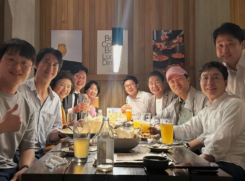 [오세훈&amp;2찍이들] 공개된 사진에는 오세훈 시장을 비롯해 신현준, 박상원, 고두심, 유현준 스페이스컨설팅 대표, 이진우 전 기자, 김병민 서울시 정무부시장, 이지현 서울시 비전전략특보 등이 함께한 모습이 담겼다.