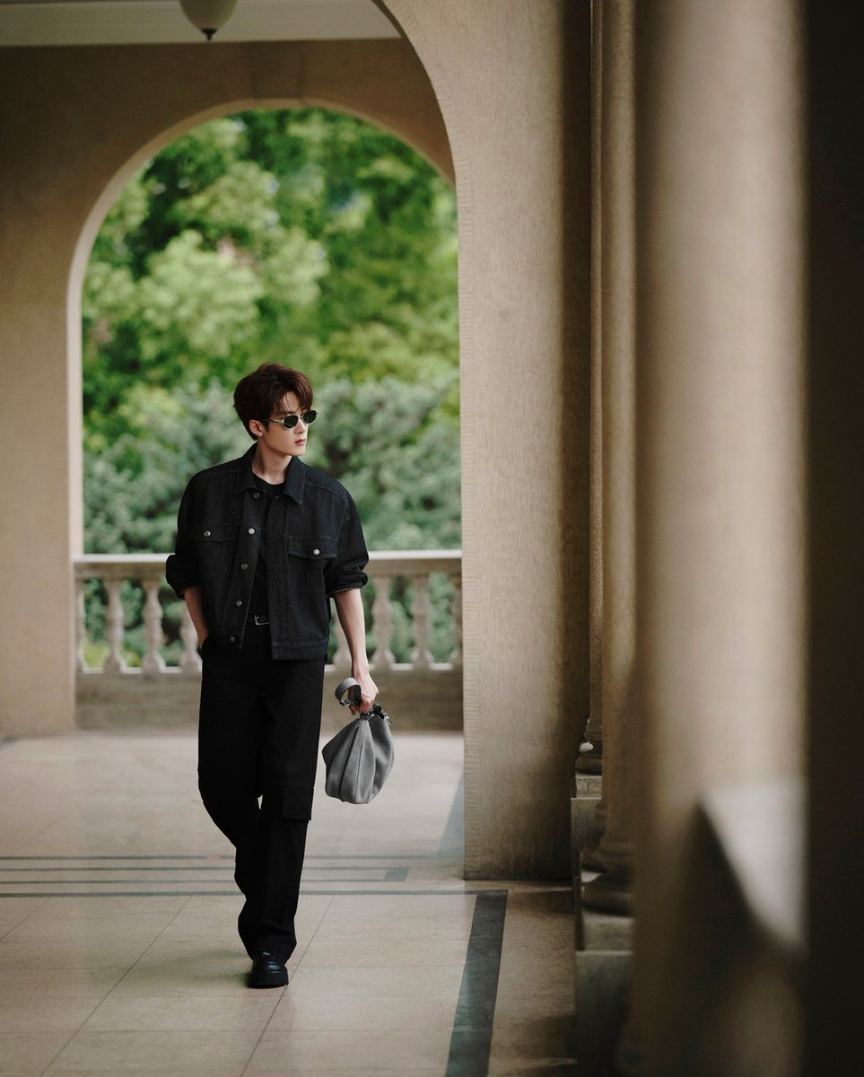 A city escape. 新作バッグ「NOLITA」とともに上海の中心地で喧騒を離れ、静寂のひととき。グローバル ブランド アンバサダーJC-TによるHotel Stories 

▶︎bit.ly/4od9ztY