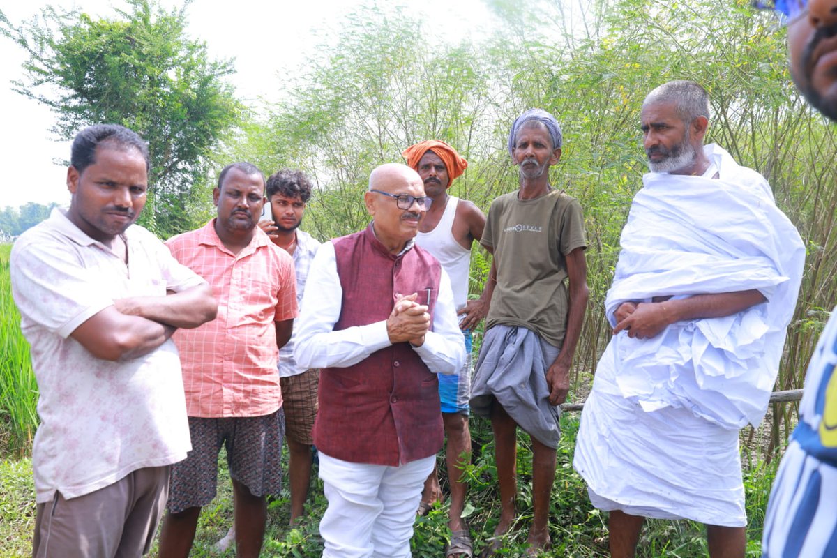 JPYADAV_BJP's tweet photo. थलहा नगर पंचायत वार्ड 16 के प्��ो. श्री कलानंद यादव जी के निधन का समाचार अत्यंत दुखद है।
दाह संस्कार में सम्मिलित होकर श्रद्धांजलि अर्पित की।
ईश्वर दिवंगत आत्मा को शांति दें।
ॐ शांति 🙏
#Narpatganj #Shradhanjali #JaiPrakashYadav #Condolences #PeacefulDeparture #ShokSandesh #Grief https://t.co/WYZHxxYKur