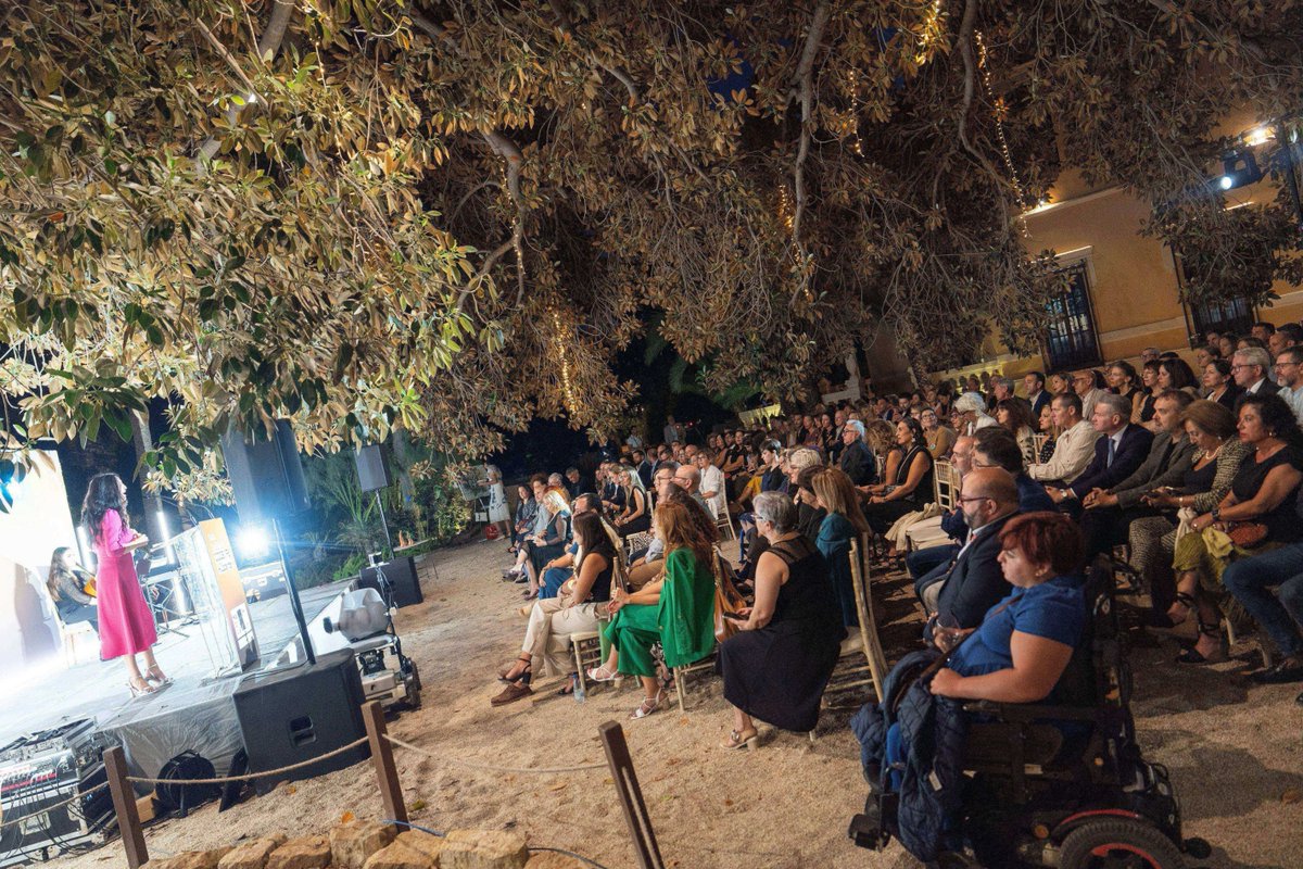 ImpulsAlicante's tweet photo. El 2 Octubre, Silvia Morales y Teresa García representaron a nuestra Agencia en la I Gala Solidaria de COCEMFE 🌟 Un emotivo homenaje a Antonio Ruescas, referente clave que luchó por los derechos y la inclusión de las personas con discapacidad. ¡Un honor apoyar a COCEMFE! 💙🤝 https://t.co/qlMs1PIr2h
