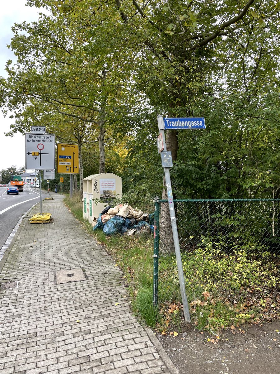 Liebe <a href="/StadtLeipzig/">Stadt Leipzig</a> . Seit meiner letzten Meldung zu diesem Schandfleck ist 1 Monat vergangen. Passiert ist nicht, außer das es noch mehr wird. Wo liegt bei euch der Fehler in der Melde- und Bearbeitungskette?!