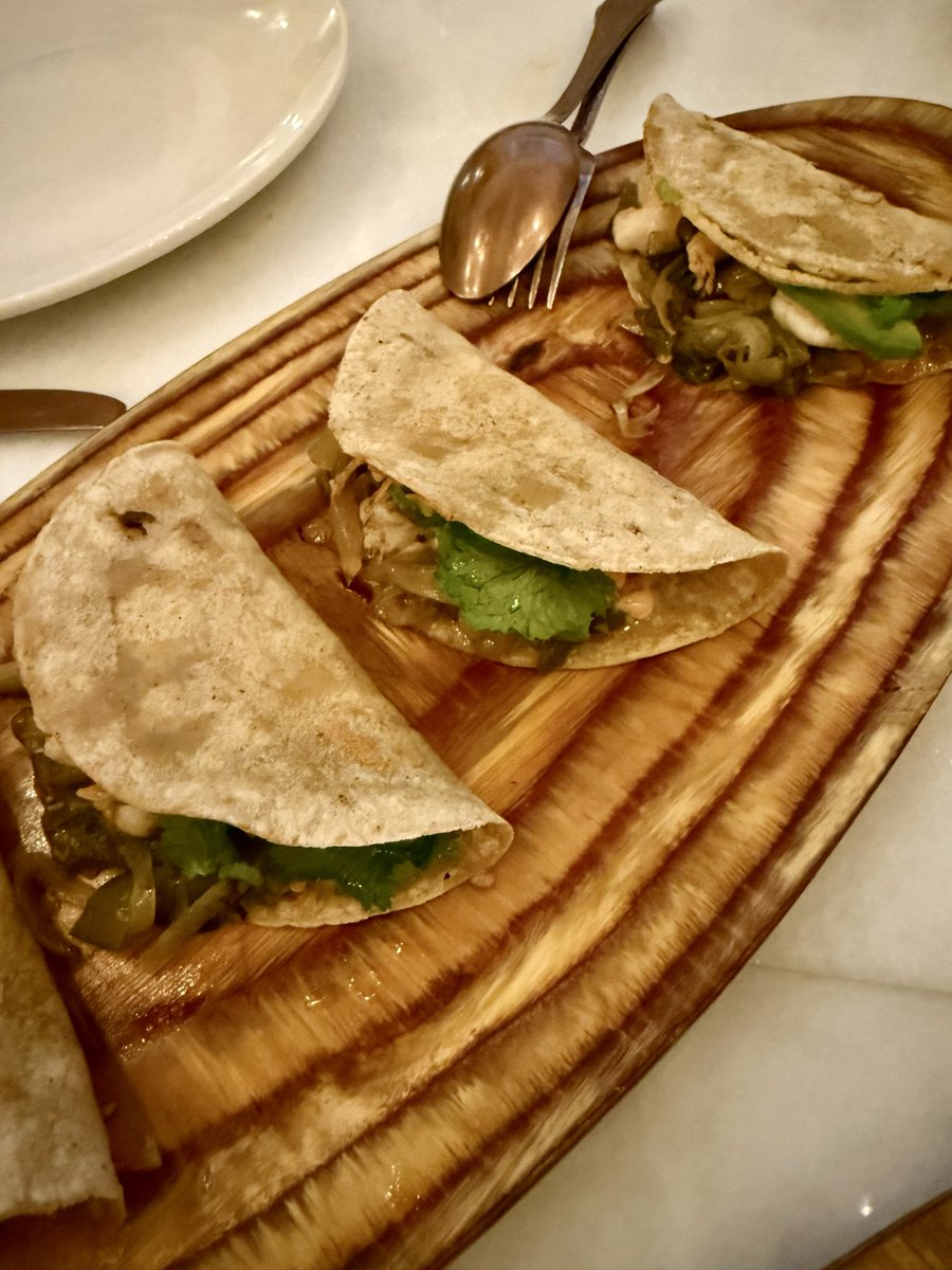 La Única, buen mexicano en pleno barrio de Salamanca con vistazos al Retiro. Nuevo local renovado. Rico guacamole, tacos y margaritas. Viva México cabrones!