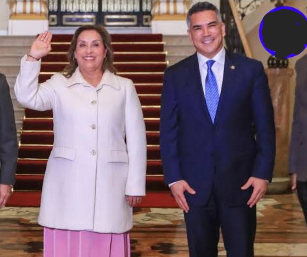 arroyolegaspi's tweet photo. Ese Alito es un imbécil... irse a tomar una foto con Boluarte.... ya se los llevó la Inga a los dos... jajajaja.... https://t.co/J29X6aXxkb