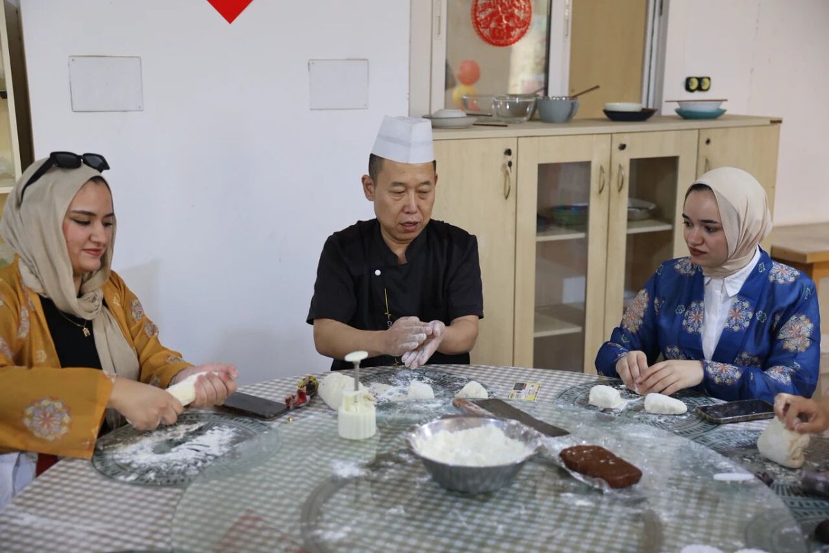 CSCEC_EGYPT's tweet image. Recently, CSCEC Egypt hosted a special event titled “Egyptian and Chinese employees celebrate the Mid-Autumn Festival together,” bringing more than 40 Egyptian and Chinese employees. During the event, participants wore traditional Hanfu, crafted Mid-Autumn Festival lanterns,…