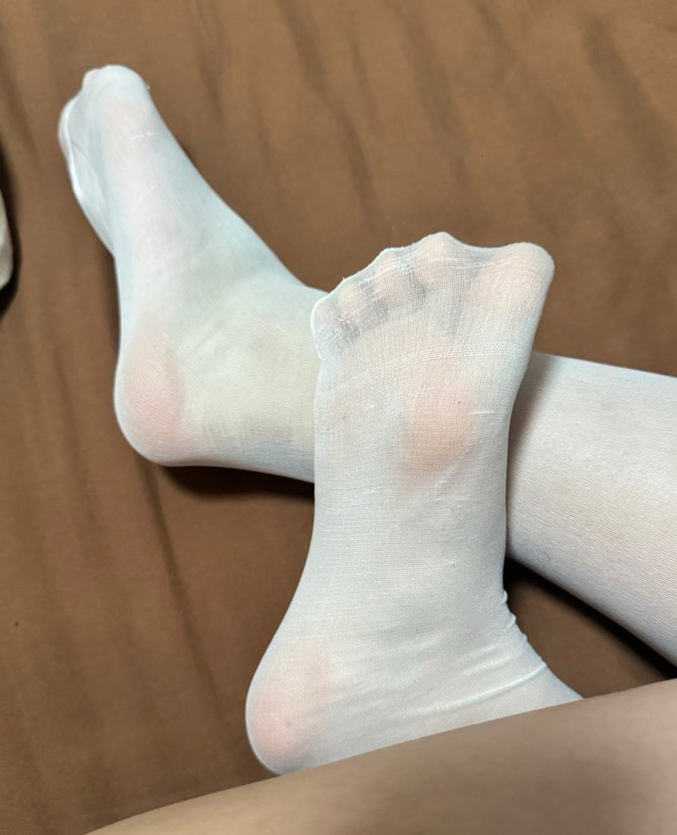 套路女大学生酸臭脚照，发黄的袜子，泛红的脚底，太上头了，袜子的味道无敌