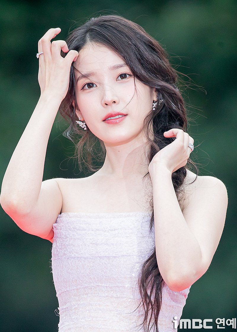 imbcenews's tweet photo. "아이유는 중국 간첩" 악플러, 1심서 징역형 집유 
#아이유 #IU #중국간첩 #악플러 #1심 #징역형집행유예 
#재판부 #허위글 #선고결과 #정신병력 #iMBC연예 

A씨는 지난해 5월부터 7월까지 자신의 SNS에 "아이유는 중국인 간첩"이라는 내용의 글을 29차례 걸쳐 게시한 혐의를 받는다. 

또한 아이유가 범죄단체에 속해 있거나 살인을 저질렀다는 등의 음해성 허위글을 유포하기도 했다.

재판부는 "피고인이 2개월간 반복적으로 허위글을 게시했고, 협박성 발언으로 타인에게 극도의 공포심을 유발했다"며 A씨의 동종 범죄 전력과 피해자의 용서를 받지 못한 점을 들어 판결 이유를 설명했다.

다만 A씨가 고등학생 시절부터 정신병력 진단을 받고 치료를 받아온 점, 동종 범죄가 벌금형 1회에 불과한 점 등을 감안해 징역형의 집행유예를 선고했다. 

A씨를 기소한 검찰은 1심 판결에 불복해 항소했다.

🔗https://t.co/8GSB4ykrGi