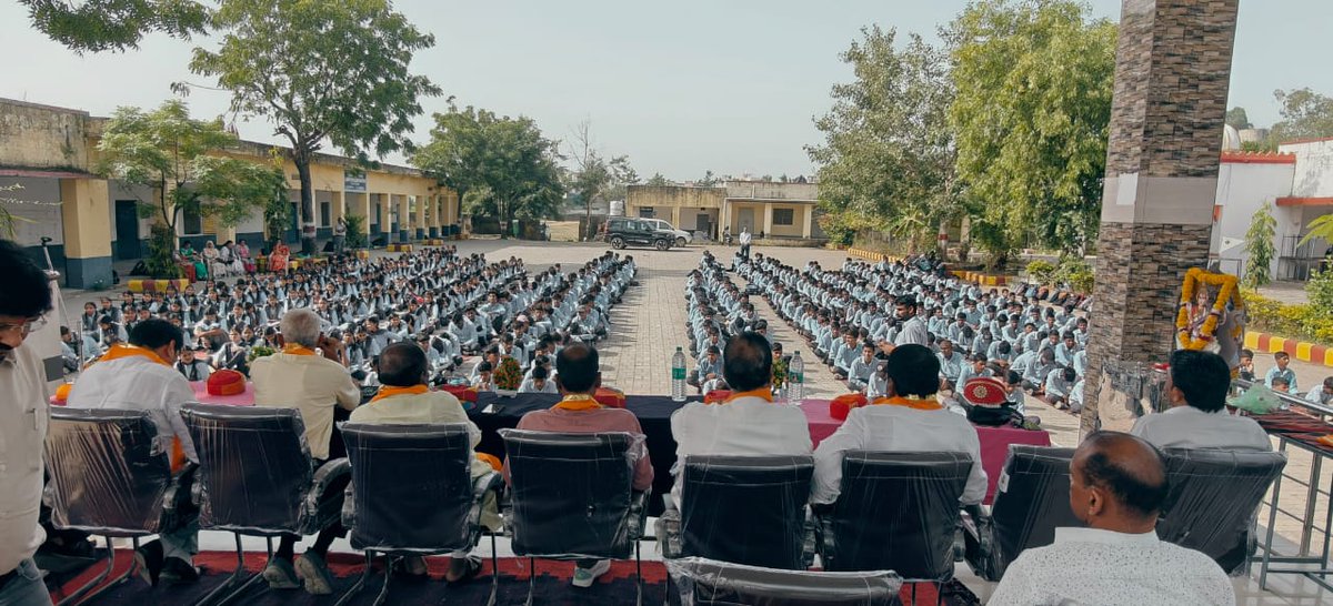📍खेरवाड़ा (उदयपुर)

ग्राम पंचायत खेरवाड़ा में सांसद खेल महोत्सव 2025 का शुभारंभ उत्साह और जोश के साथ हुआ। कार्यक्रम में बड़ी संख्या में ग्रामीण, जनप्रतिनिधि और युवा खिलाड़ी उपस्थित रहे। कबड्डी,नींबु चमच  दौड़, रस्साकशी दौड़ सहित विभिन्न खेलों में खिलाड़ियों ने उत्कृष्ट प्रदर्शन