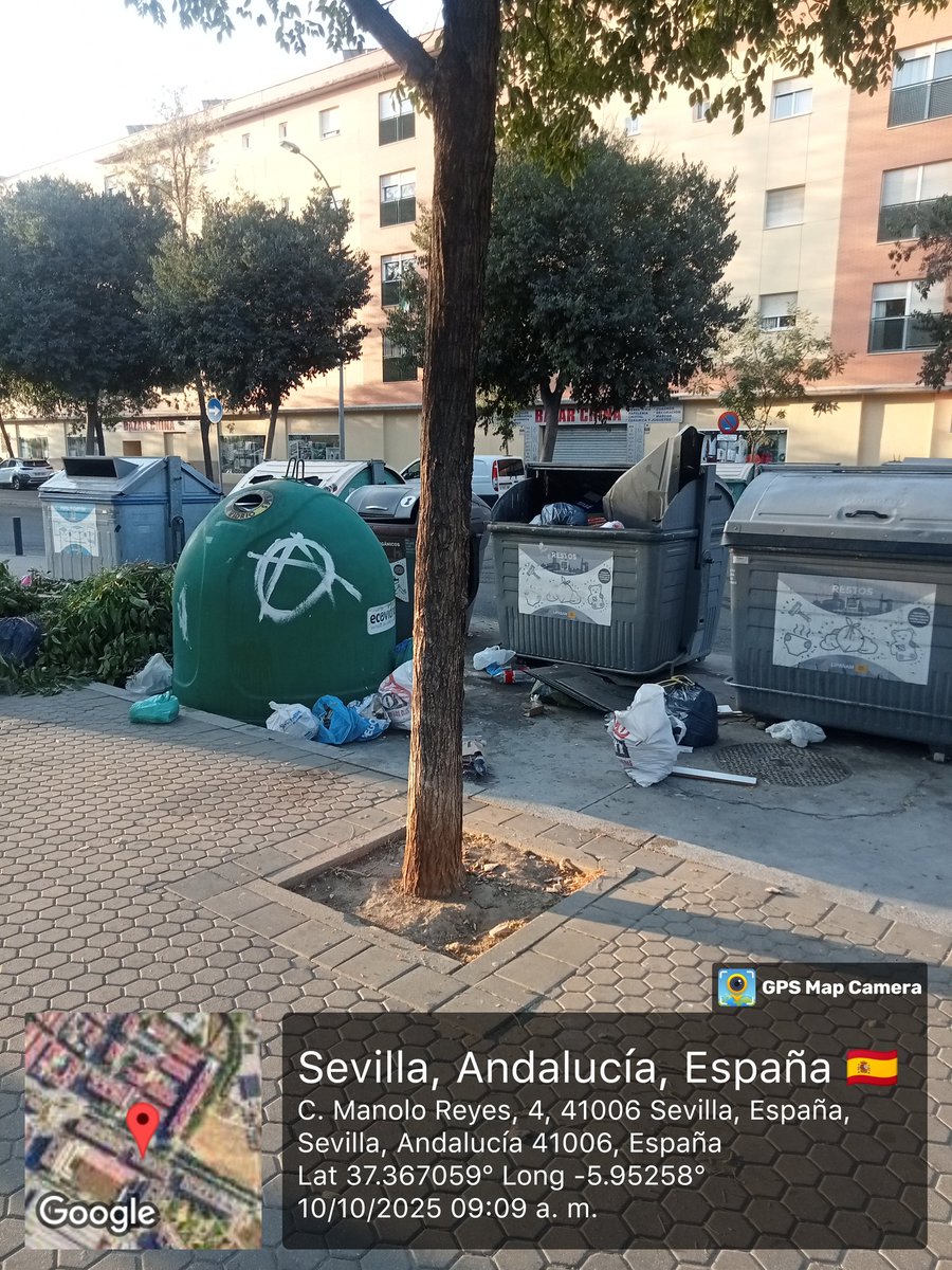 Así se encuentran los contenedores todos los días, esquina  Águila Perdicera con Águila de Oro.
Le suena a Vd. <a href="/pepelugomoreno/">José Lugo Moreno</a> .? Justo enfrente suya. Vd. no lo ve?
<a href="/DtoCerroAmate/">Distrito Cerro-Amate (Sevilla)</a> 
<a href="/LipasamSevilla/">Lipasam</a> no sólo es recoger hojas caidas.
Esto es de vergüenza.
Nos tiene Vds. abandonados