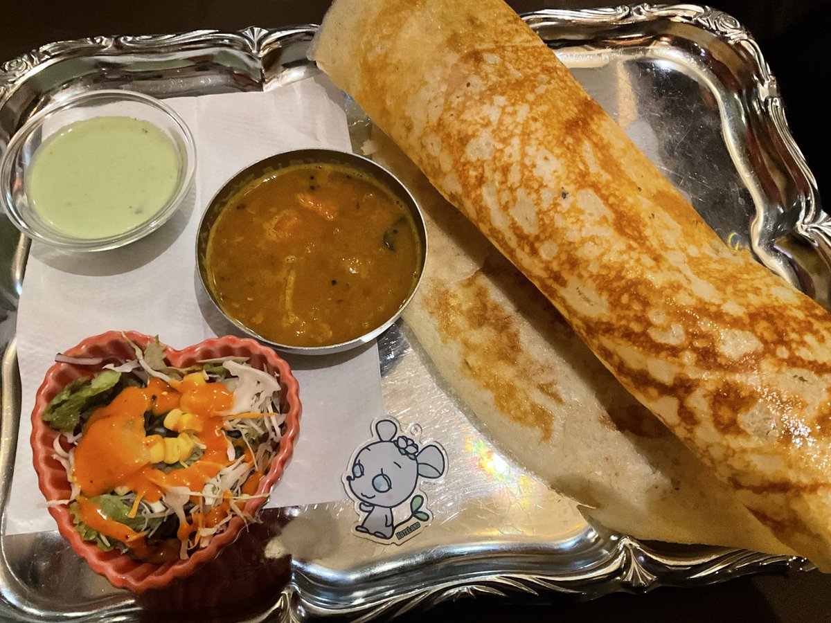 金曜日なのでカレーです
池袋観劇の度に気になっていたお店へ♪
シーフードドーサ！
何回食べてもドーサの正しい食べ方わかんないな…
ドーサ単品で美味しすぎてカレー余りそう
お腹に余裕あったらナンも頼みたいくらい
デザートだと思ってた緑のムースもしっかりカレーで旨辛！
#カレーはFRIDAY