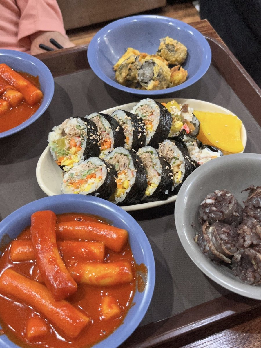 먹어요 떡볶이 김밥 순대 튀김 불러요 배 🎶