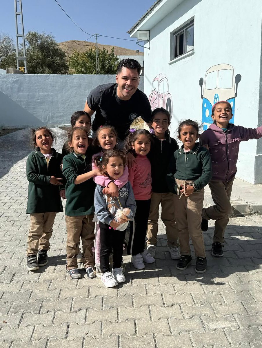 Emir Can İğrek, hayatını kaybeden Onur Can Özcan için Van’da yaptırdığı kütüphaneyi ziyaret etti.