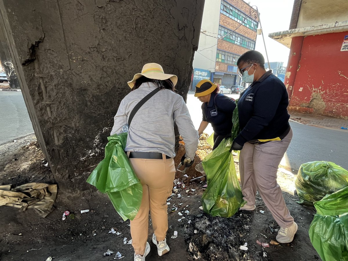 GDCoGTA's tweet photo. This is part of the G13 operations, where we aim to keep Jozi clean. Walk with us and when you see litter , clean it up. Let us fix Gauteng together #G13Friday #TacklingG13 #SpanaMasapala #GrowingGautengTogether https://t.co/NcnlkbwnLE
