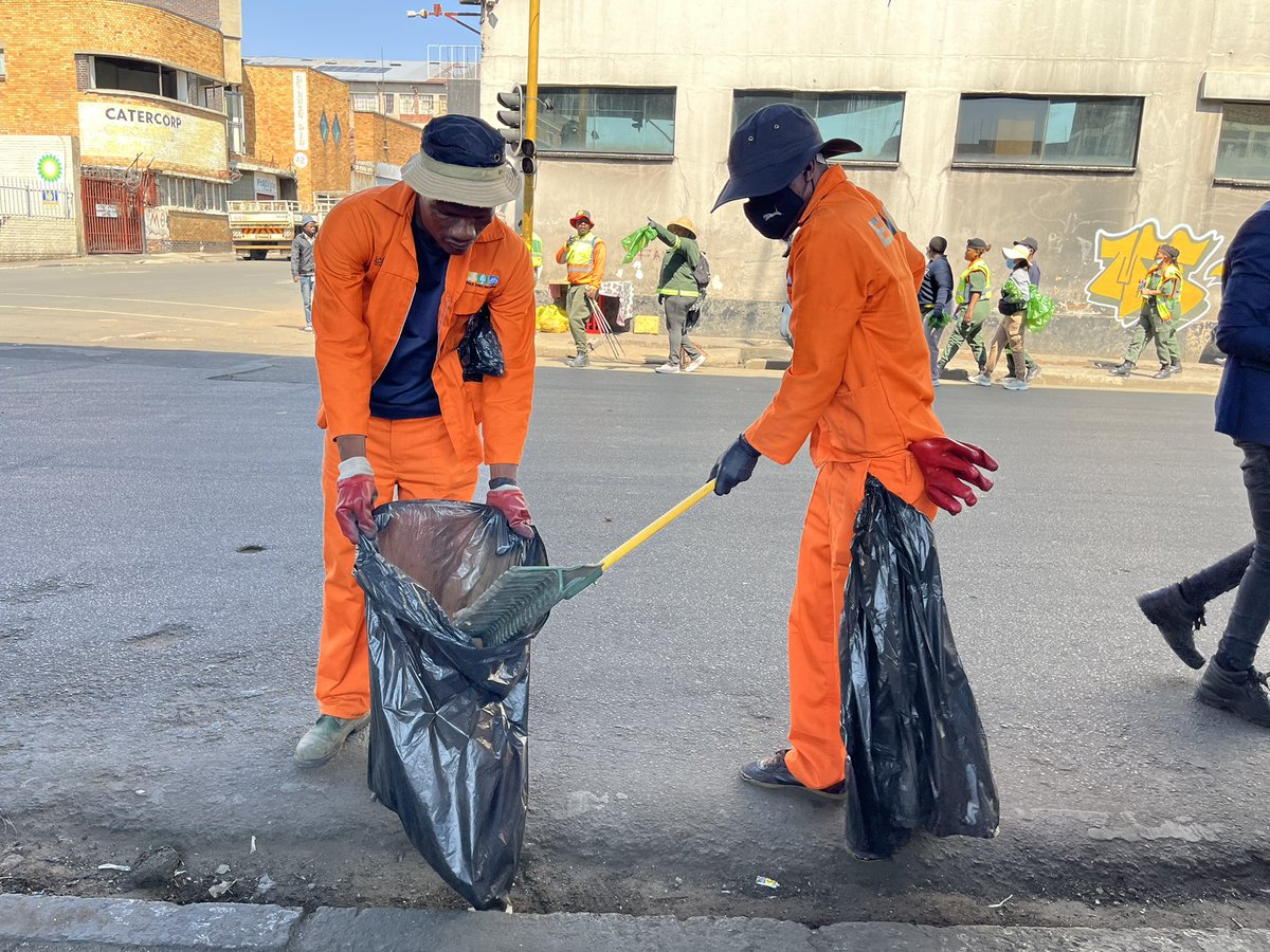 GDCoGTA's tweet photo. This is part of the G13 operations, where we aim to keep Jozi clean. Walk with us and when you see litter , clean it up. Let us fix Gauteng together #G13Friday #TacklingG13 #SpanaMasapala #GrowingGautengTogether https://t.co/NcnlkbwnLE