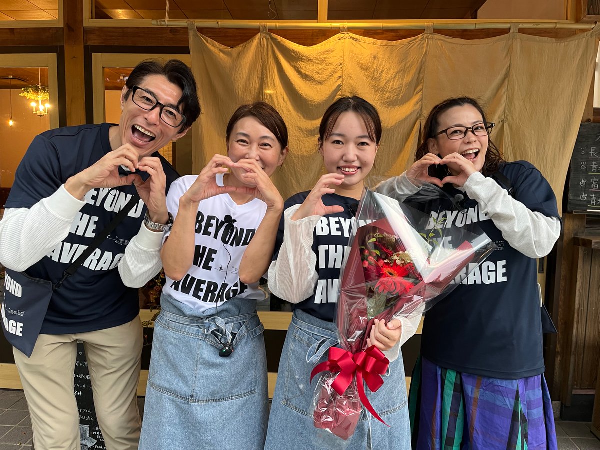 金沢最後のふれあいはなんと！偶然にも！本日移転オープンだというりんご飴屋さんの開店祝いに突撃！
母娘でリスナーのお2人に最高のハッピーをいただきました😊

#あべれいじ
#ふれあい旅