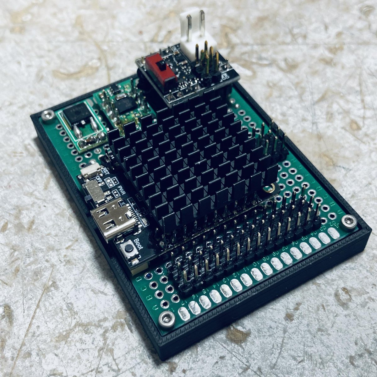 MicroMouse2011's tweet image. 新ロボ剣用センサユニット　
次はこれ用のソフト開発
前進あるのみ