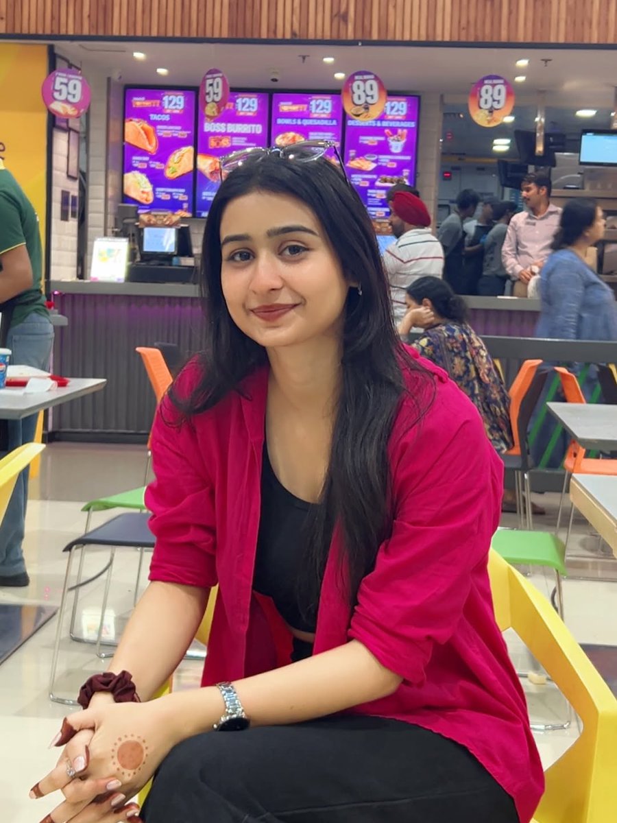 शक़्ल खूबसूरत रहे न रहे,शख्सियत खूबसूरत होनी चाहिए..
कोई आपसे मोहब्बत करे न करे,आपको खुद से मोहब्बत होनी चाहिए.!

#𝐘𝐚𝐬𝐡𝐢🌷 
#KarwaChauth की मुलाक़ात ❤‍🩹